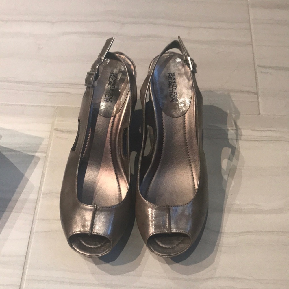 Brand New Kenneth Cole Sand & gold peep toe wedges